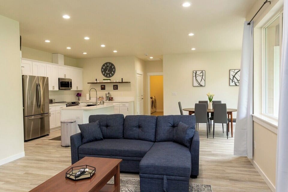 Light and bright spacious great room with full kitchen. Dining table seats 6. 