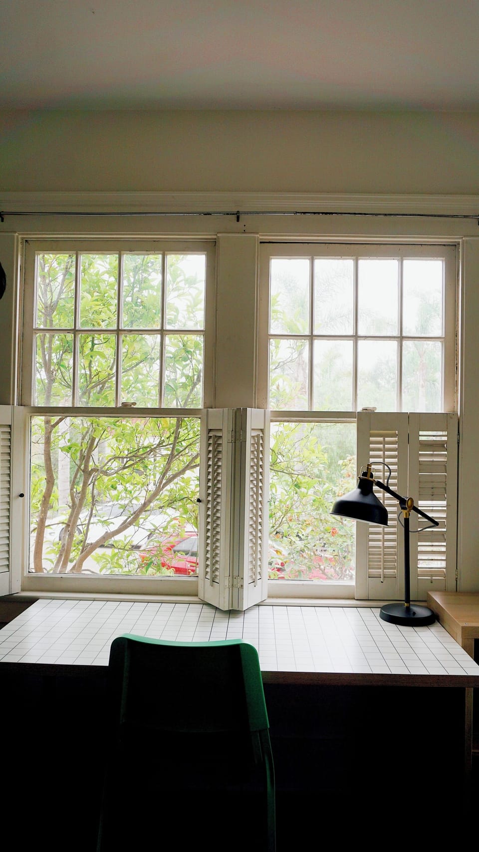 Door-style curtains with a traditional desk lamp: the recipe for focus