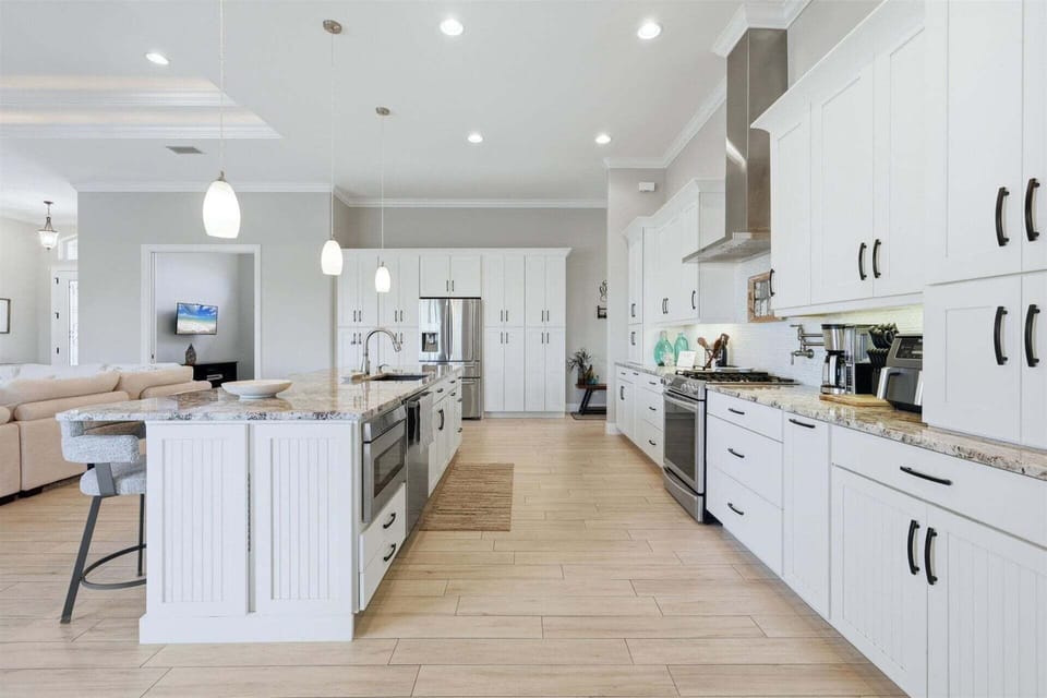 Beautiful, bright, open, fully-equipped kitchen