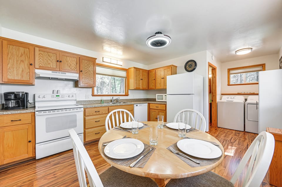 Kitchen | Cooking Basics | Keurig Coffee Maker w/ Coffee Provided