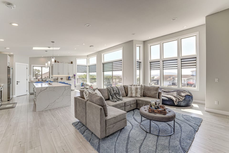 Living Room | 2-Story Condo | Central A/C & Heating | Smart TV