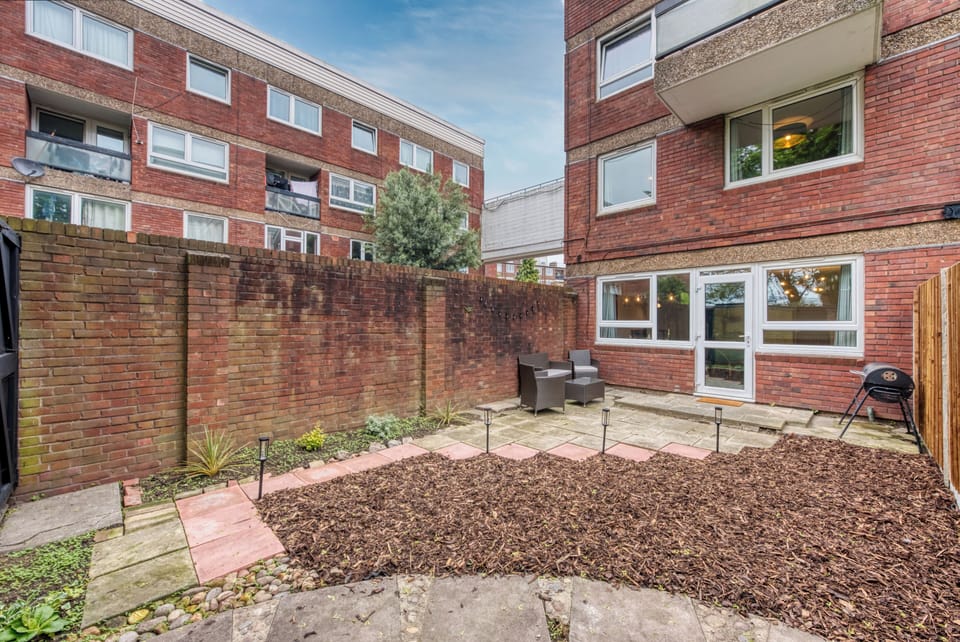 Private garden with BBQ and seating area (1)