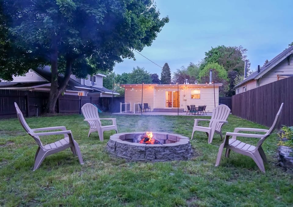 Stories and nightcaps around the bonfire pit? Yes, please. 
