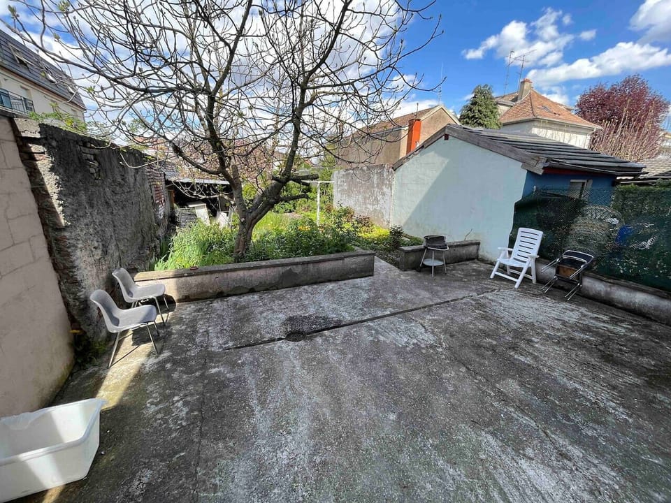 La cour extérieure est spacieuse et agréable, idéale pour se détendre en plein air.Lm sud Conciergerie Montpellier