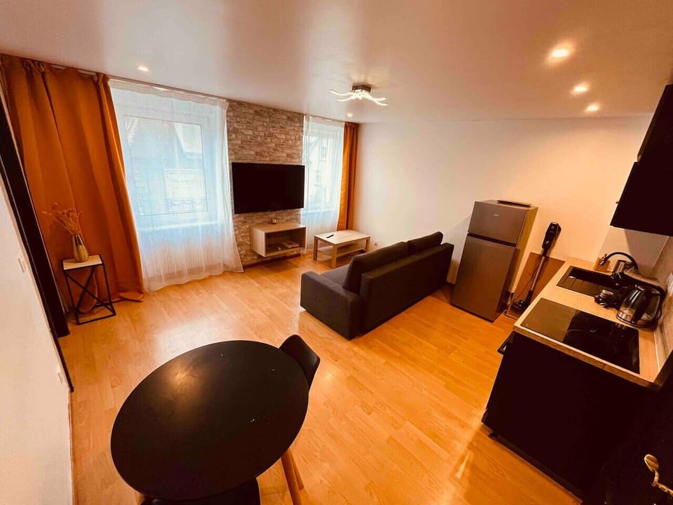 Le salon est bien agencé, avec des couleurs tamisées qui créent une atmosphère calme et agréable. Il est bien éclairé, avec une lumière naturelle qui met en valeur l`espace. Lm sud conciergerie Montpellier