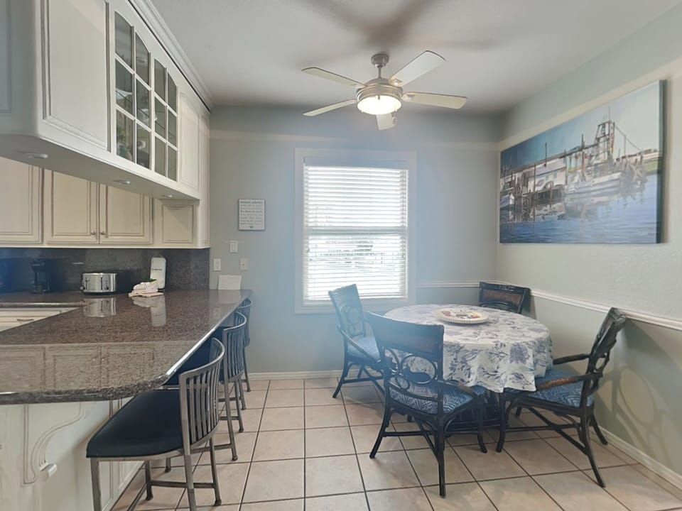 Kitchen & Dining Area