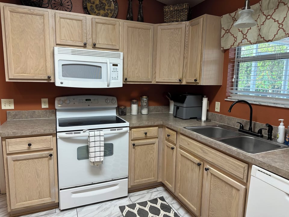 provided: airfryer, mr. coffee maker, keirig pod coffee maker, blender +