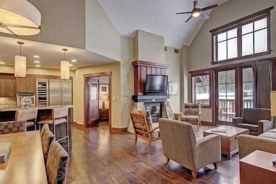 3-Bedroom at One Ski Hill Place Living room