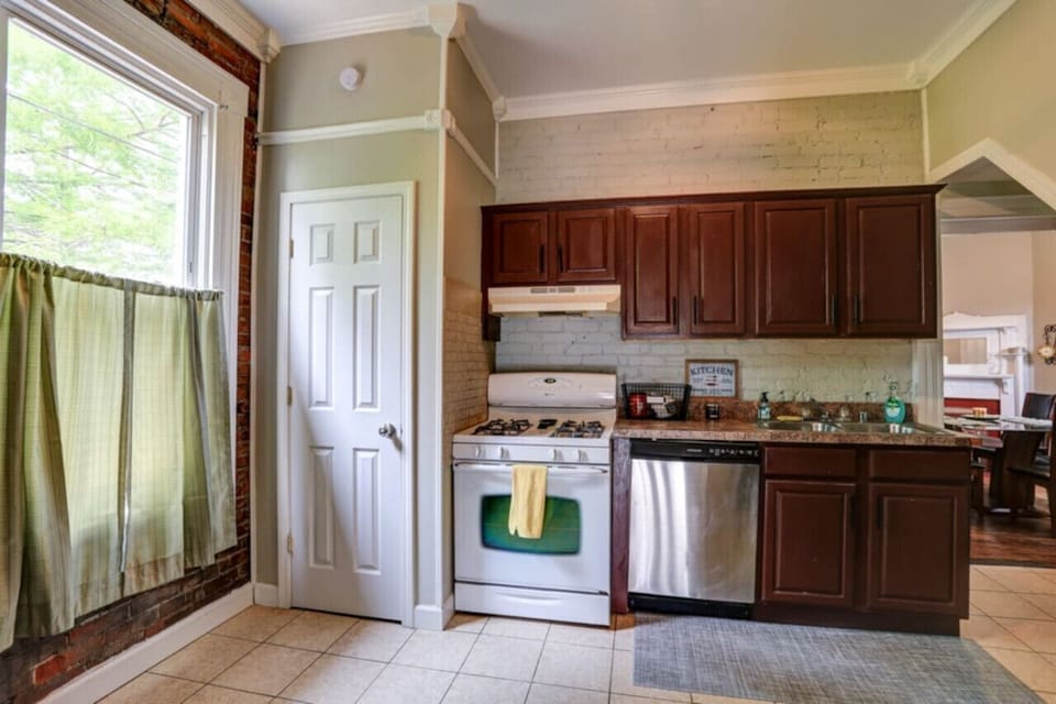 Kitchen 4 - Gas Stove and dishwasher