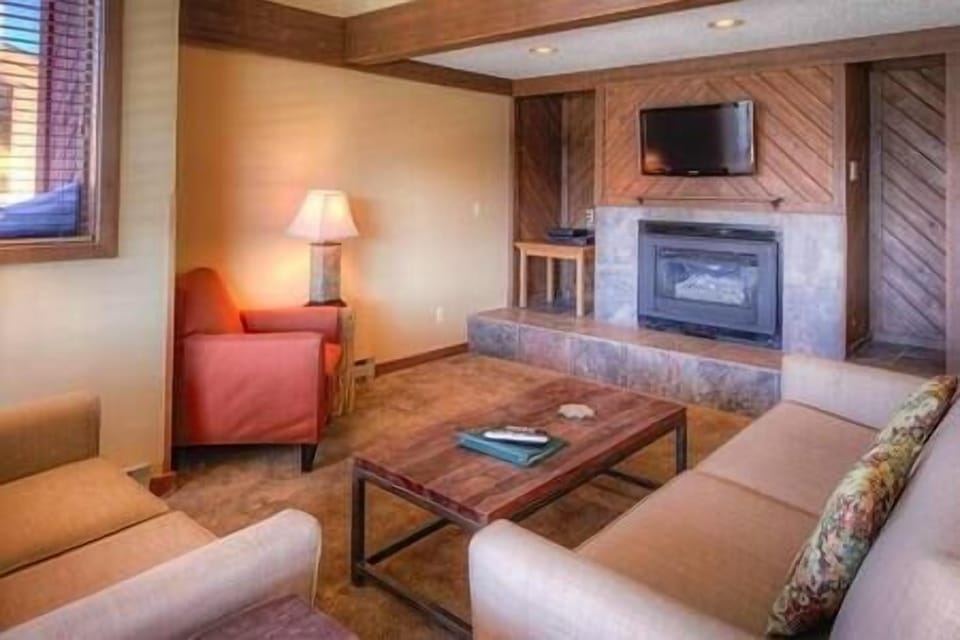 Gold Point Resort Living room 