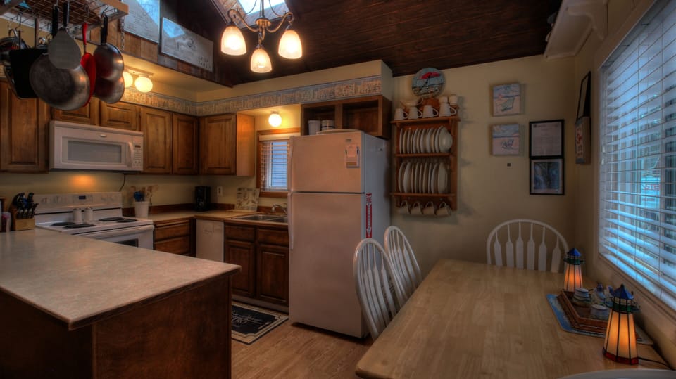 Calipso Cottage Kitchen and Dining Area - Calipso Cottage kitchen and dining area.