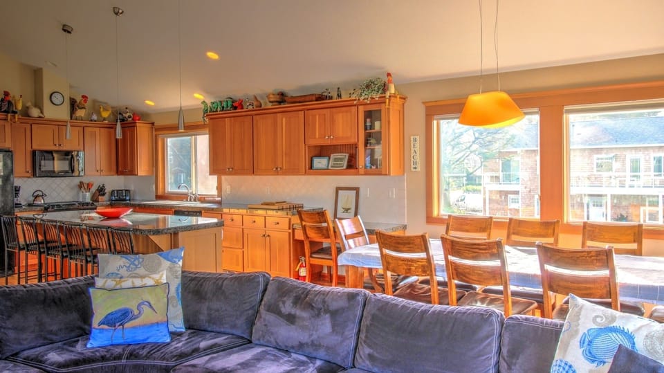 Oceanhouse Dining and Island Seating - Dining and island seating.