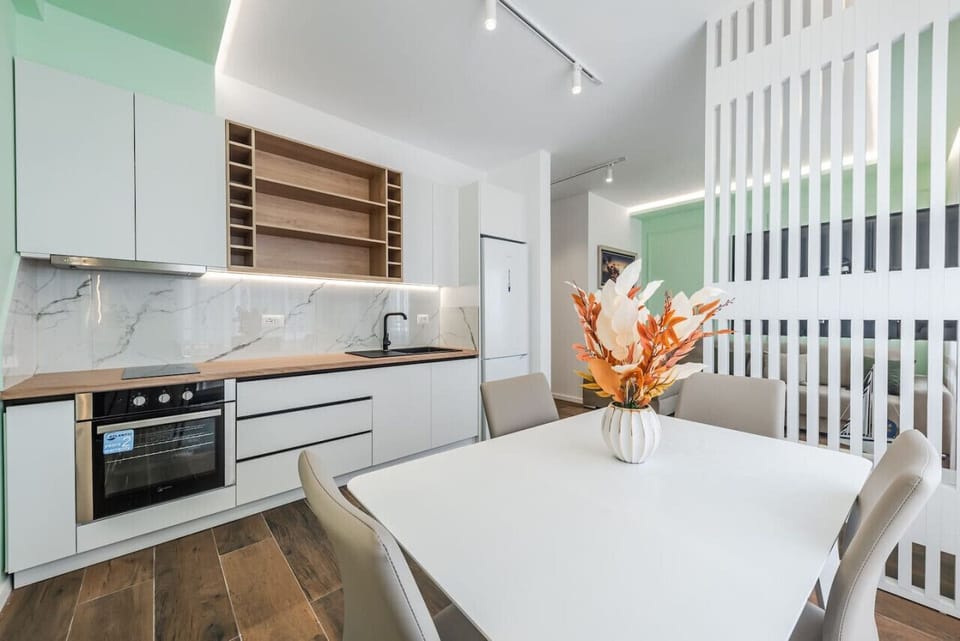 Dining Area & Fully Equipped Kitchen