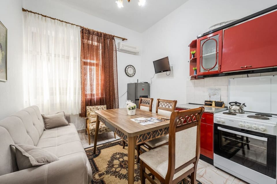 Fully-equipped kitchen and dining area