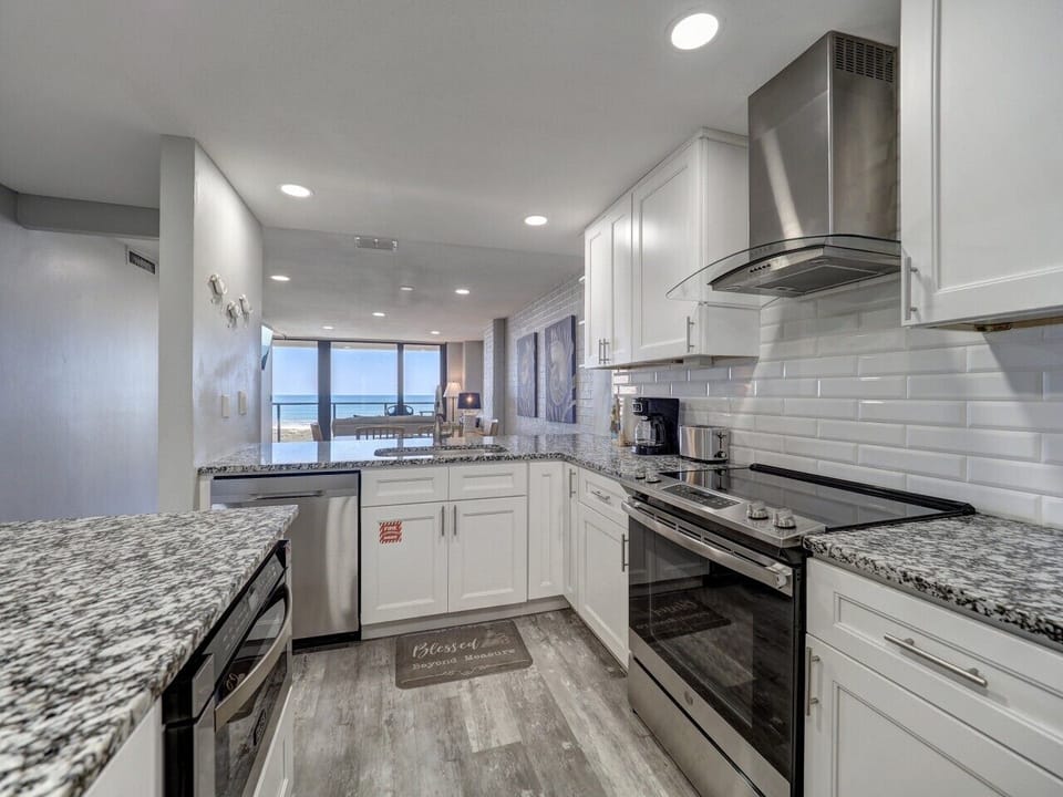 Bright Coastal Kitchen w/ Breakfast Bar