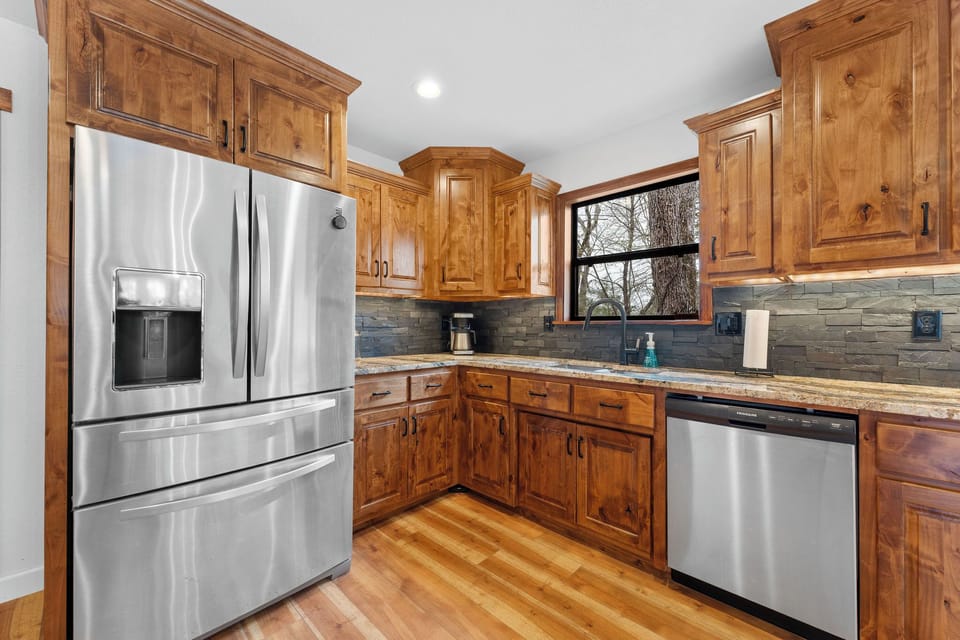 fully stocked and updated kitchen