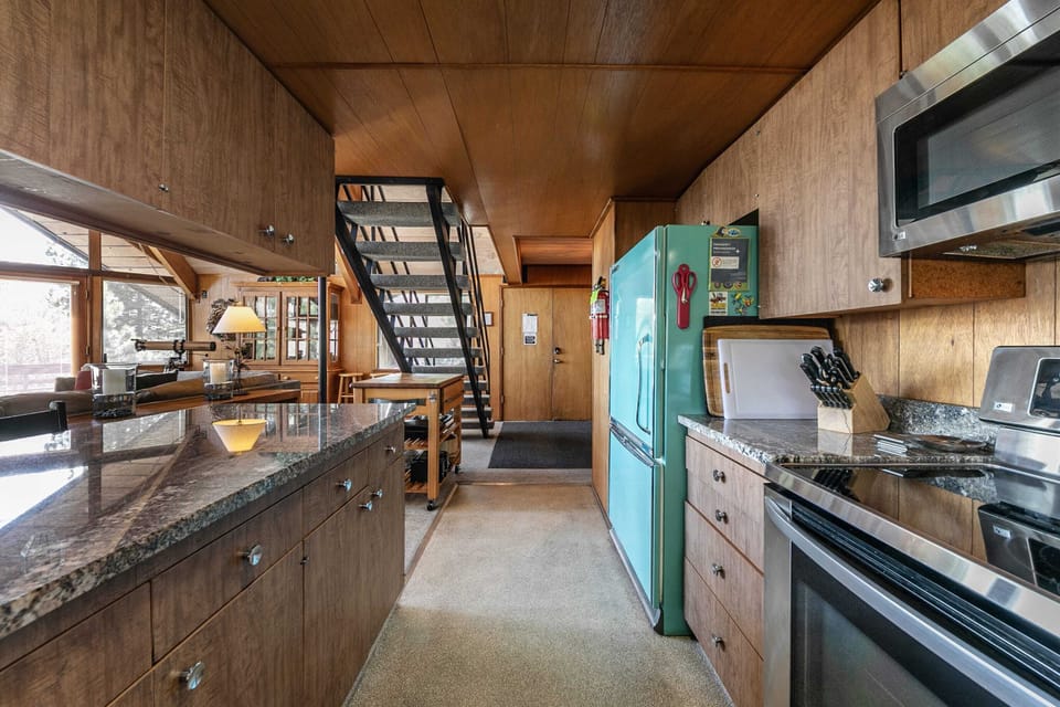 Kitchen: Kitchen bar w/3 barstools, fully equipped kitchen