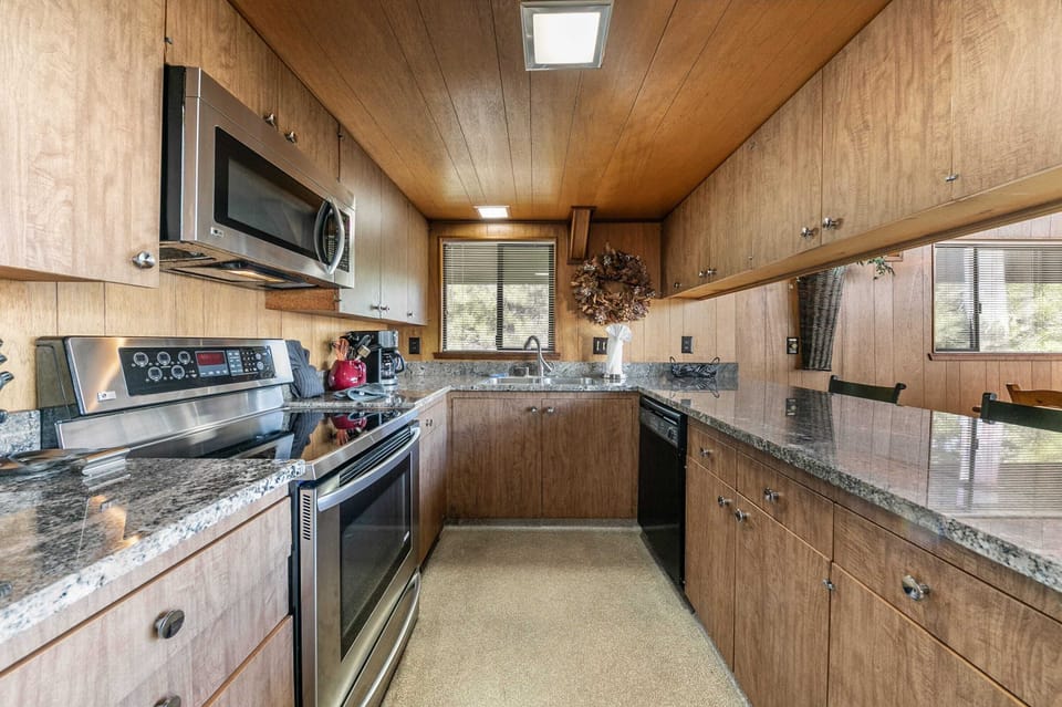 Kitchen: Kitchen bar w/3 barstools, fully equipped kitchen