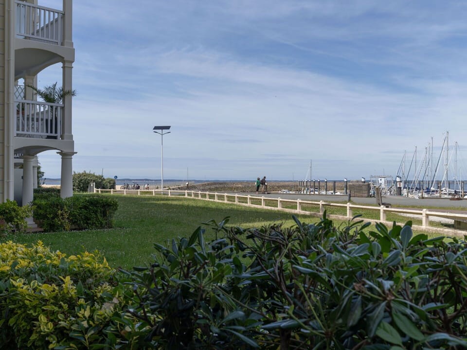 Shade, Lawn, Landscaping, Walkway, Fence, Villa