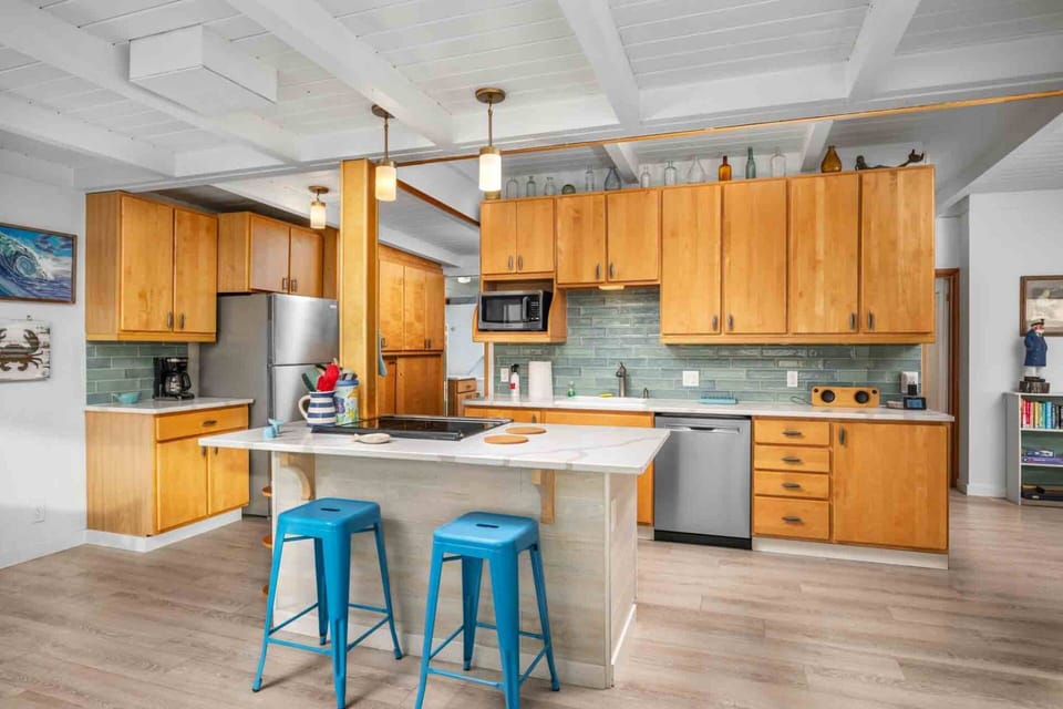 "Always spotless, excellent view, great deck. The kitchen is well stocked and easy to work in. We absolutely love this house!" - Tina