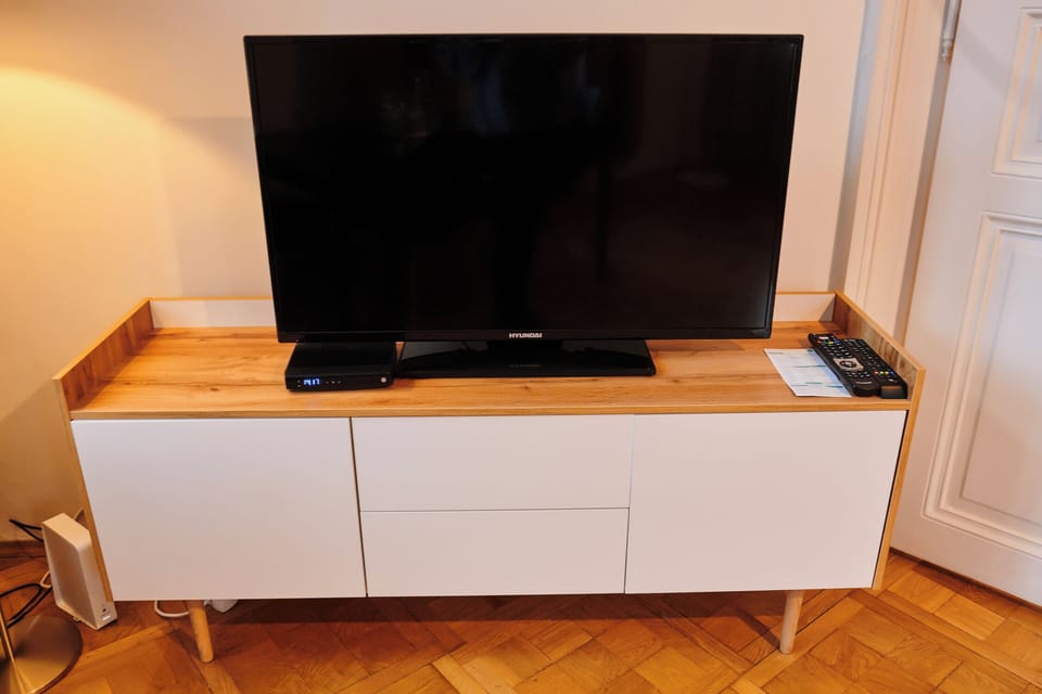 smart tv with netflix app and other streaming apps