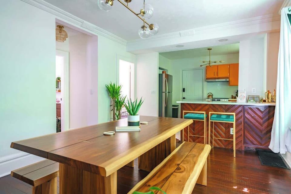 Enjoy the timeless elegance of our vintage coffee table, which combines intricate detailing and a sturdy design. This unique centerpiece adds a touch of warmth and character to your living area, perfect for cozy gatherings