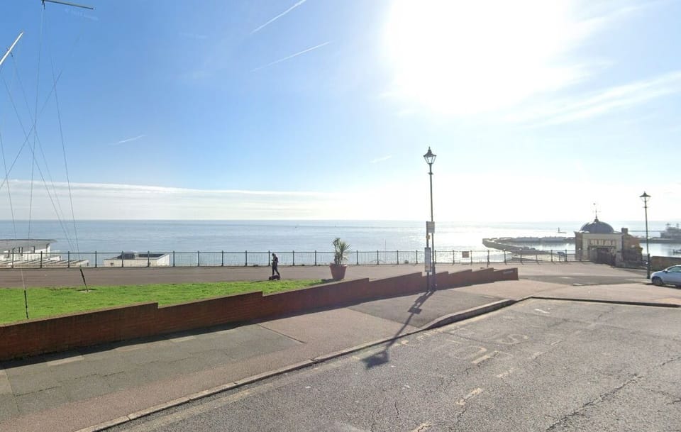 Photo showing how close the hoilday rental is to the sea 