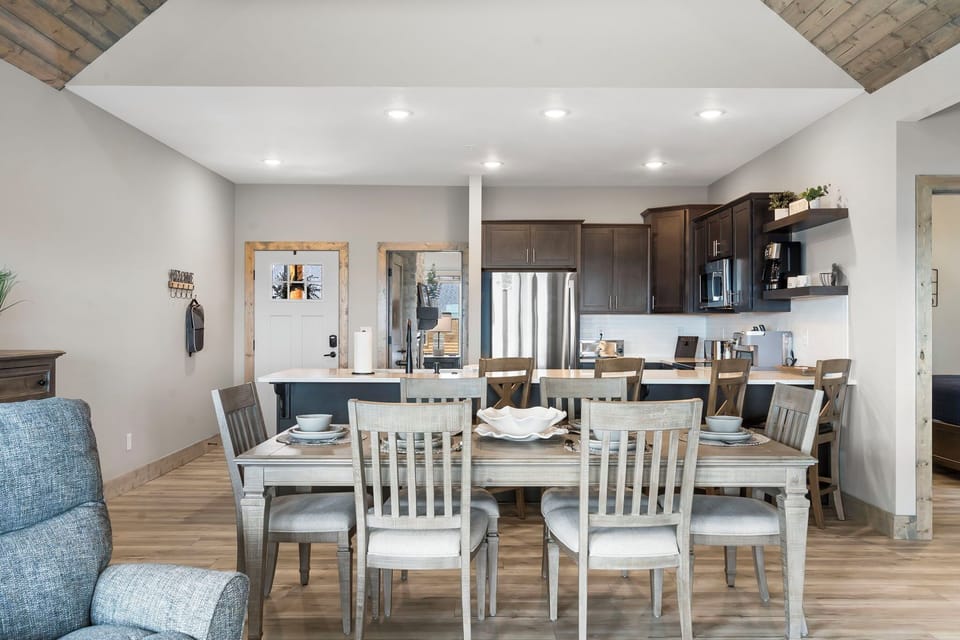 Dining and bar seating for 10
