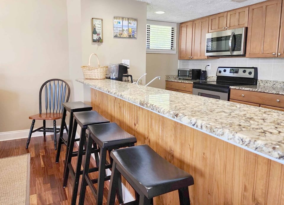 Breakfast Bar & Kitchen