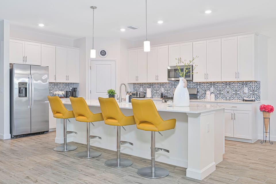 VD20121 new - The fully equipped gourmet kitchen with island is perfect for entertaining