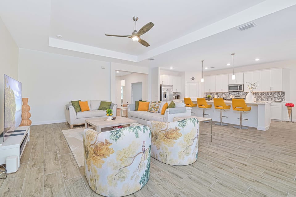 VD20121 new - Spacious living with large smart TV features plenty of seating. Sliding doors open up to the screened in pool area. The coffee table an wall unit are on back-order
