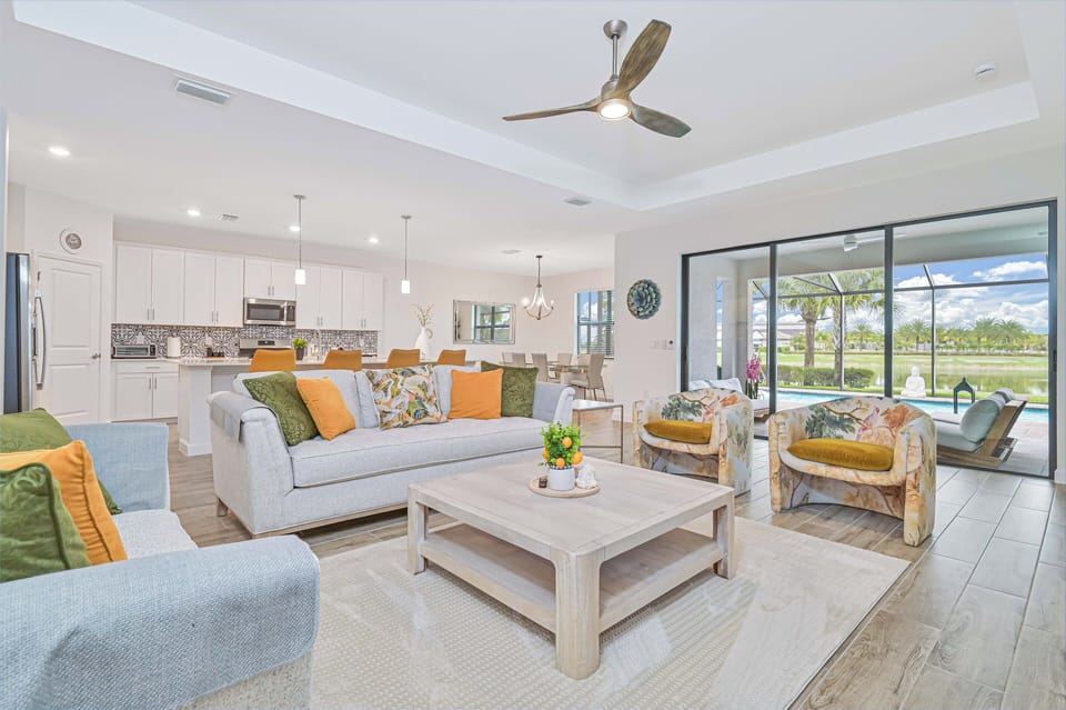 VD20121 new - Spacious living with large smart TV features plenty of seating. Sliding doors open up to the screened in pool area. The coffee table an wall unit are on back-order