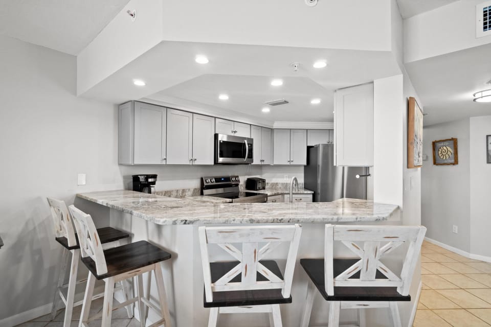Kitchen with Breakfast Bar