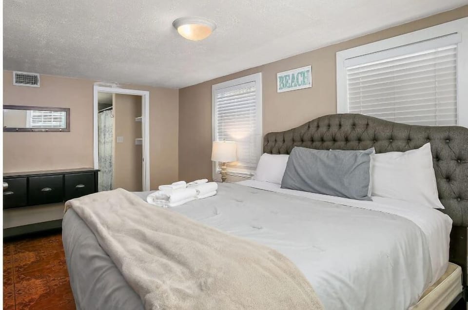 Bedroom #4, Queen, So comfy and cozy