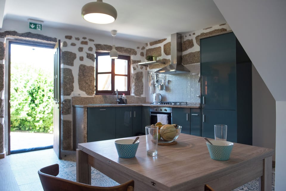 fully equipped kitchen with hob and oven.