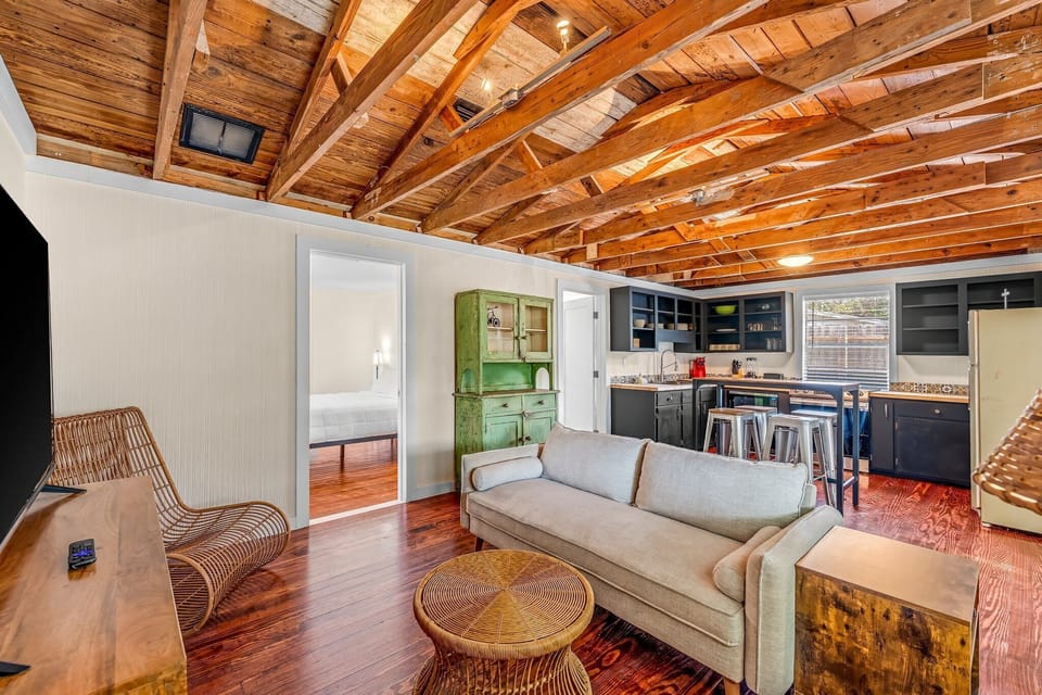 13-web-or-mls-810-young-st