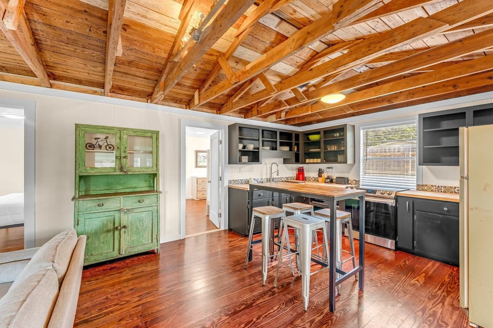 7-web-or-mls-810-young-st