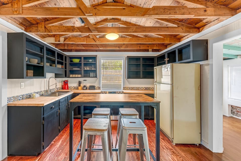 9-web-or-mls-810-young-st