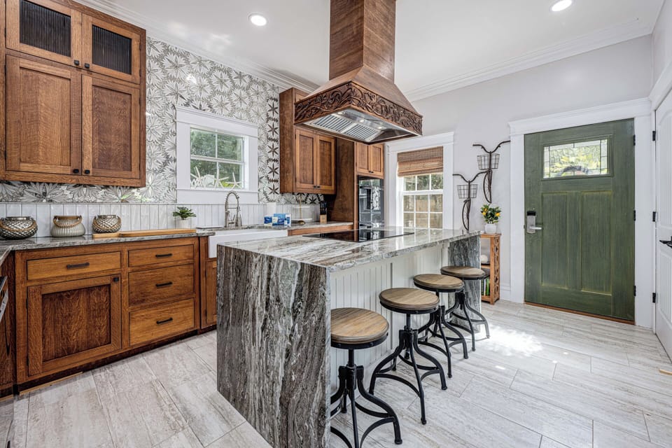 Breakfast bar / kitchen area
