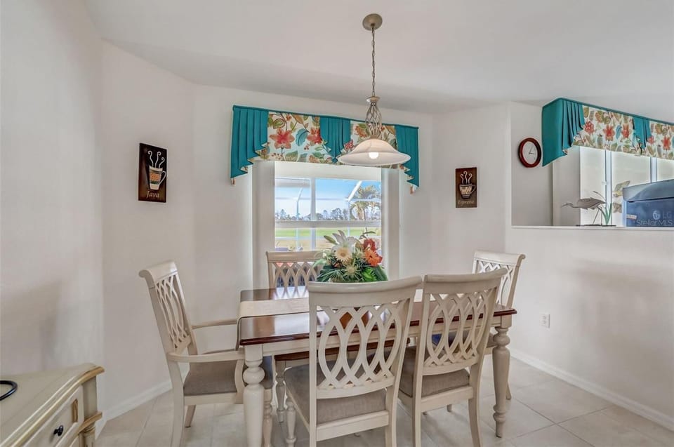 Dining Table Seats 6 plus two Extra Leaves