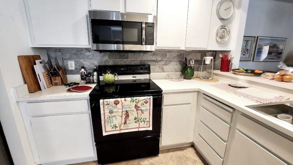 Kitche, pleasant and efficient.   Fully equipped.