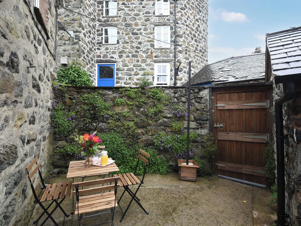 Terrace | LLys Dedwydd, Dolgellau