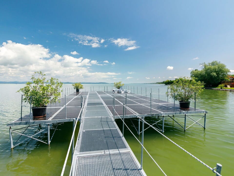 Water, Cloud, Sky, Water Resources, Nature, Lake, Urban Design, Leisure, Chair, Dock