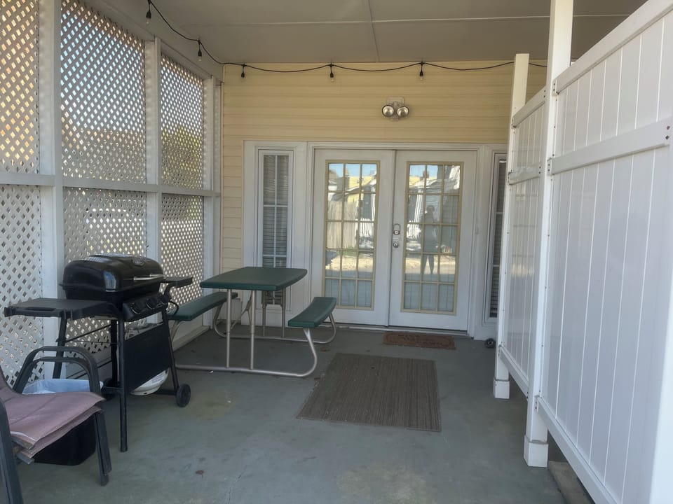 Enjoy bbq with your friends and family on the picnic table.