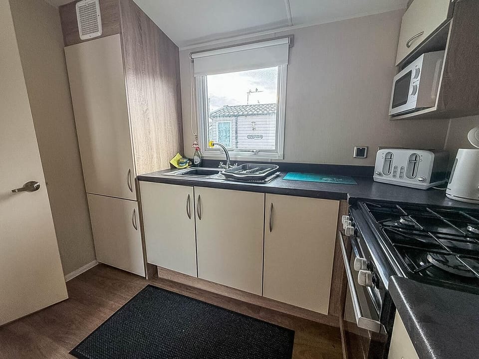 Treat yourself to a last minute break at Broadland Sands Holiday Park, where you can enjoy the charm of Lowestoft UK and the comfort of dog friendly mini breaks.