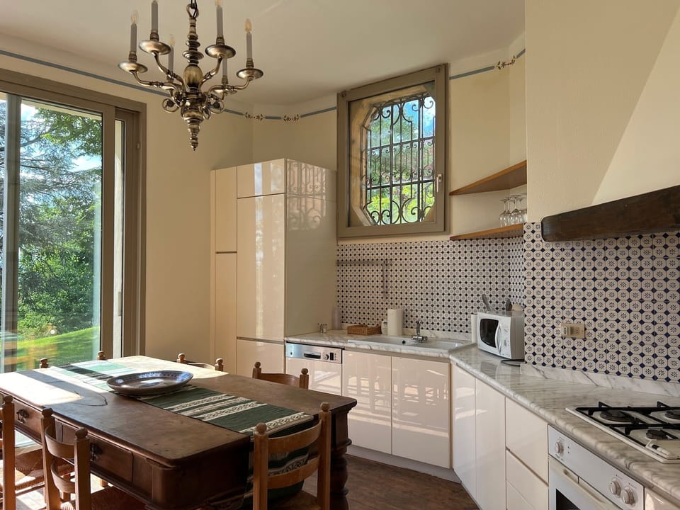 Kitchen dining room
