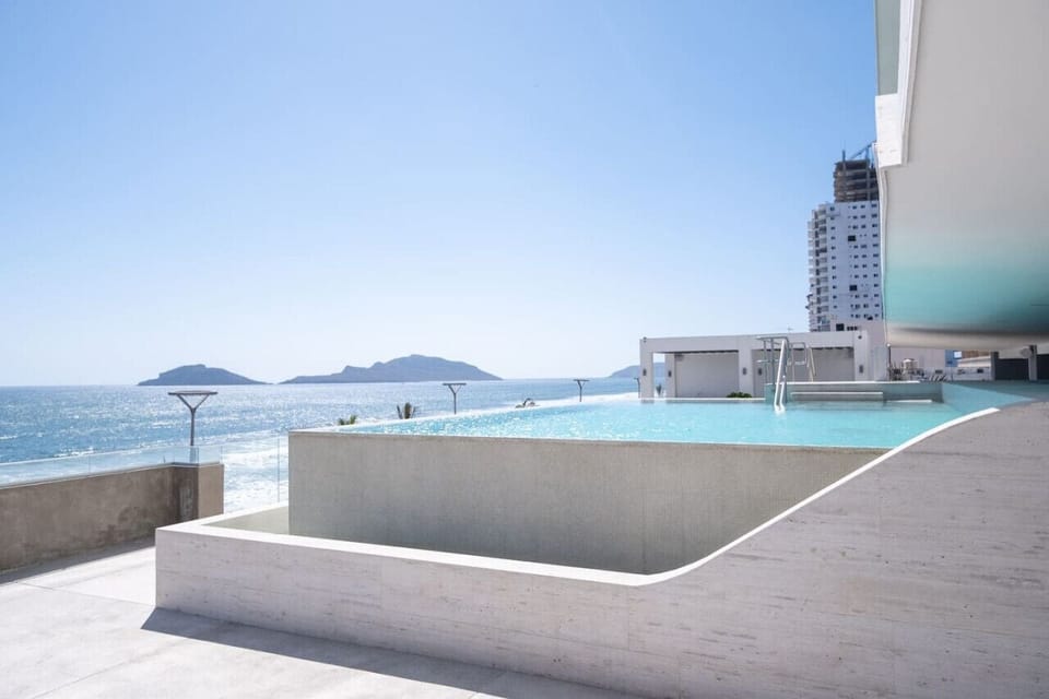 vista a la piscina del complejo