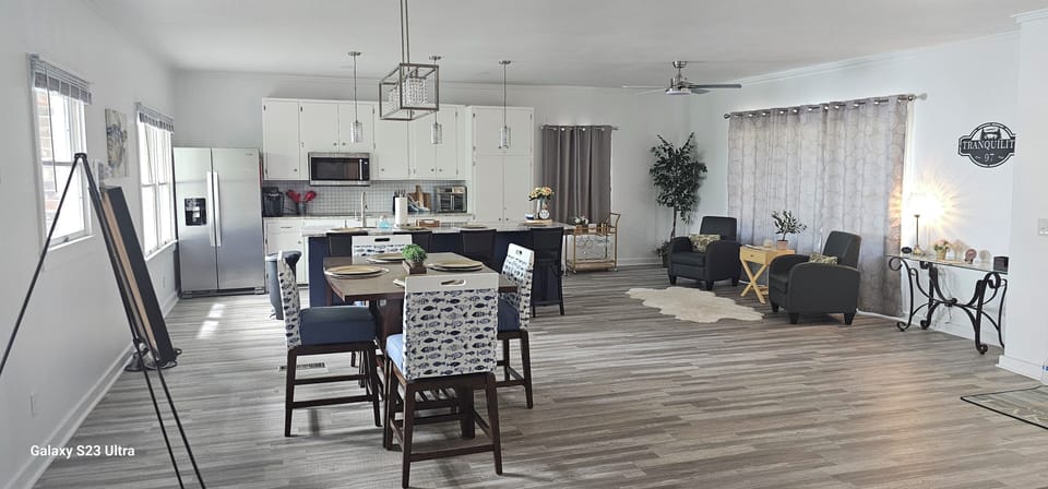 GREAT ROOM/DINING AREA