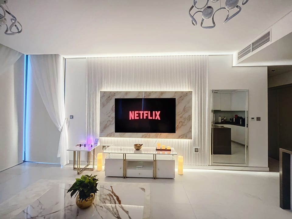 Living room with access to tv and netflix