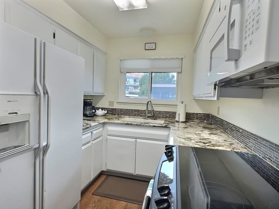 Step into our chef-grade kitchen equipped with sleek stainless steel appliances. Whether you're a culinary aficionado or just love to whip up delicious meals, you'll find everything you need to create culinary masterpieces.